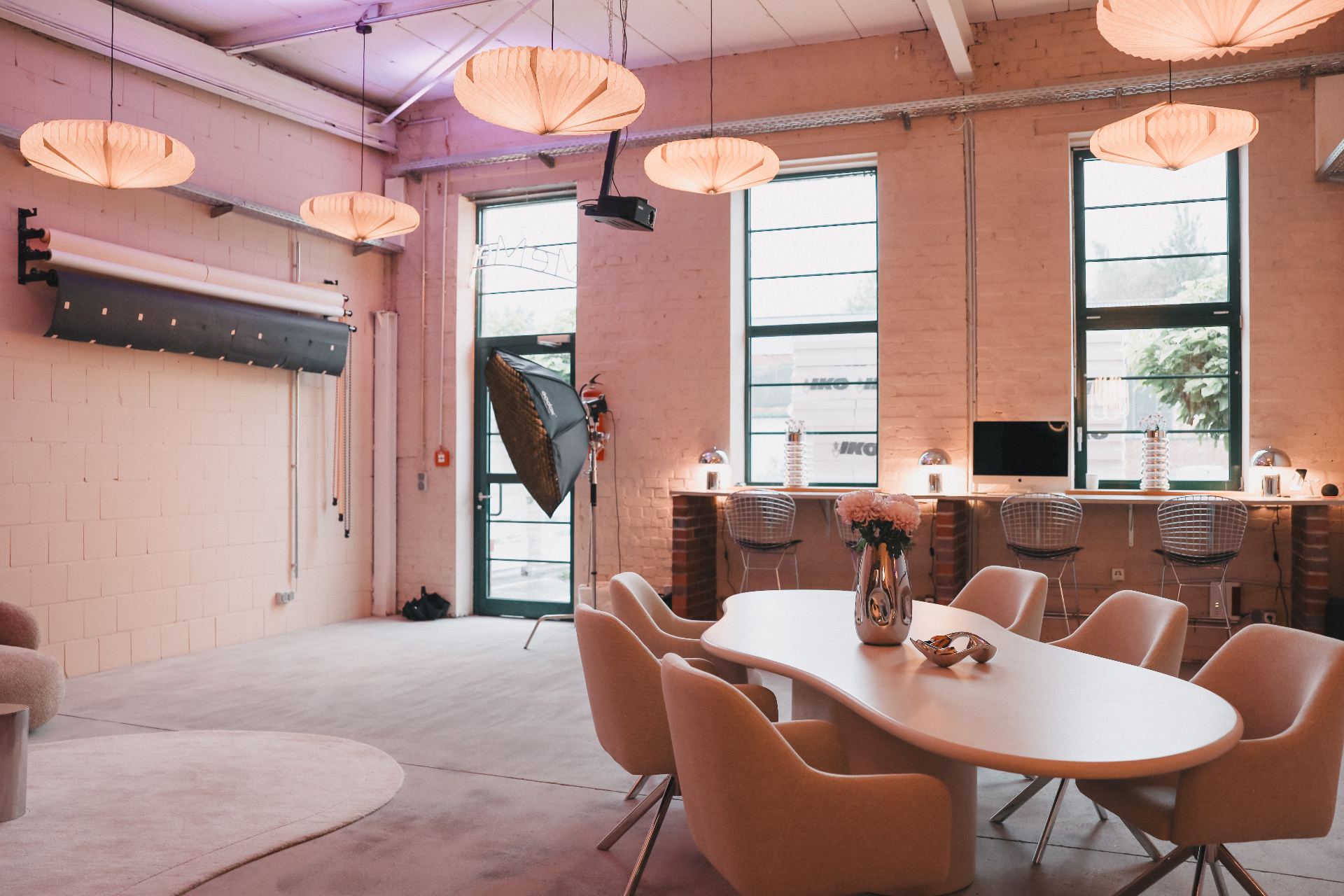 Atelier81 Loft mit hohen Sprossenfenstern, Betonboden und Foto-Setup